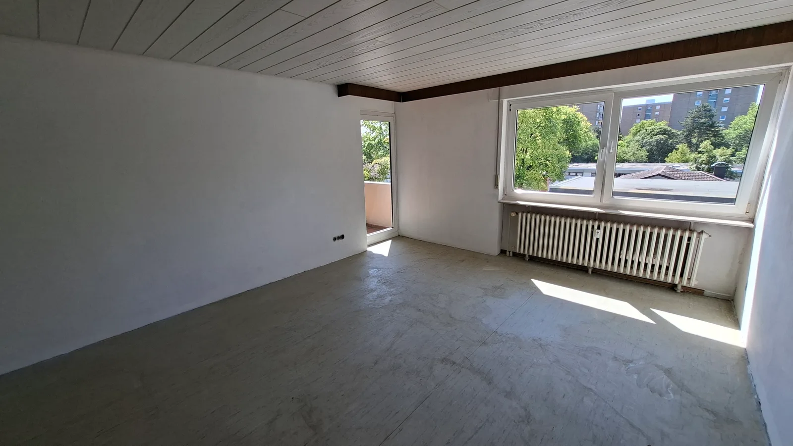 Großes Wohnzimmer mit Zutritt auf den Balkon